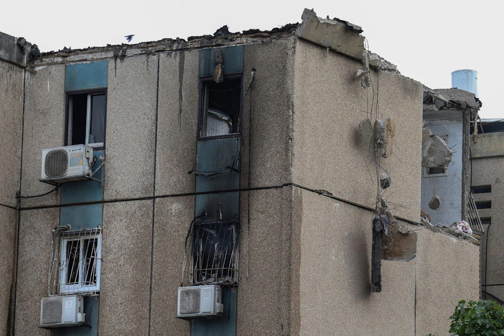 Schäden an einem Wohnhaus in Tel Aviv, das von einer aus dem Gazastreifen abgefeuerten Rakete getroffen wurde.