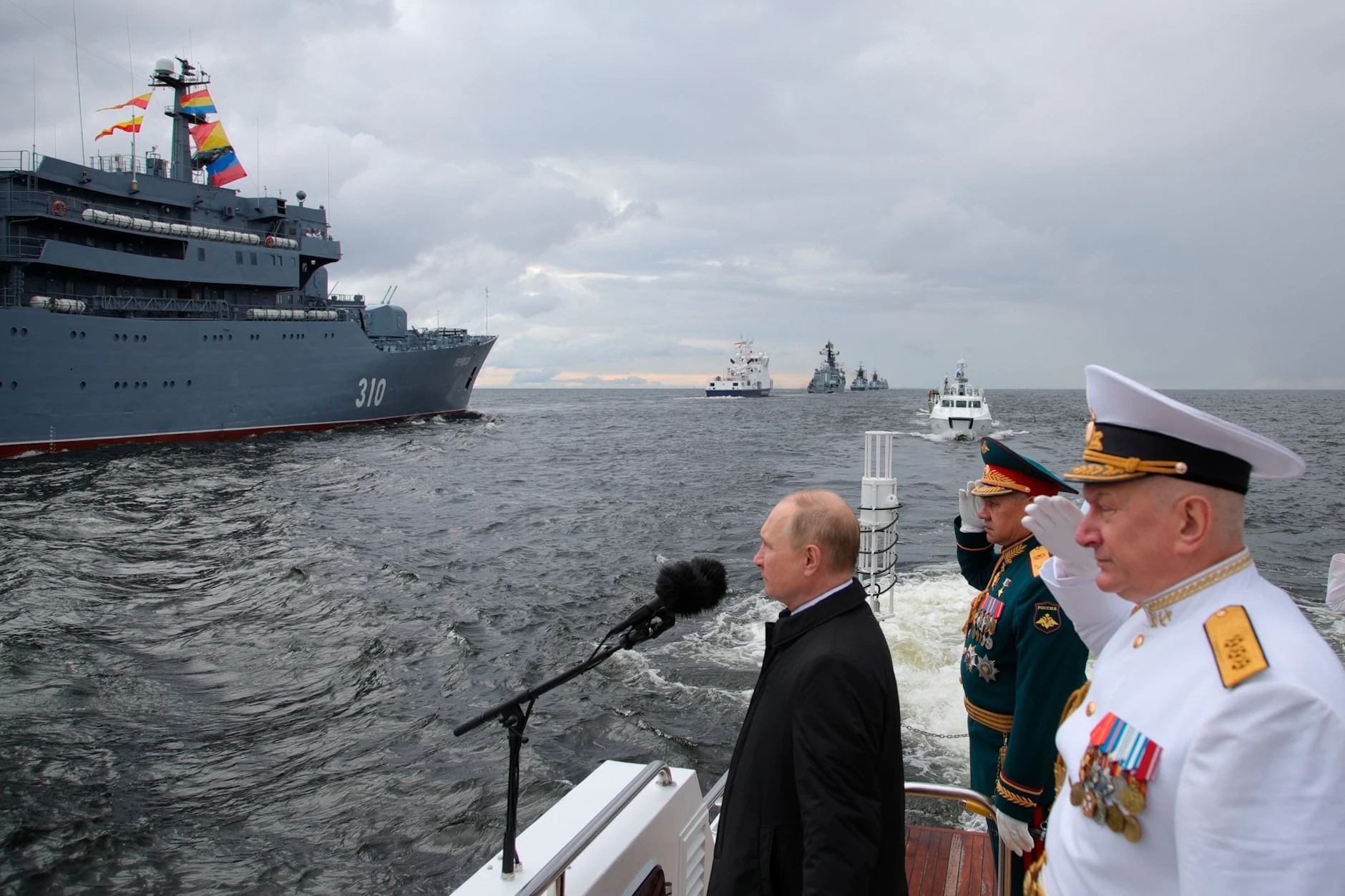 Der russische Präsident Wladimir Putin setzt auf Kampfkraft auf dem Wasser. Hier besichtigt er Kriegsschiffe vor der großen Marine-Parade zum Tag der russischen Marine im Finnischen Meerbusen in St. Petersburg.
