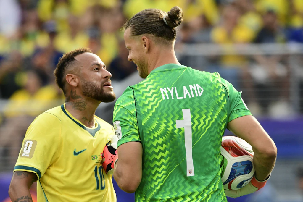 Unrühmlicher Abgang: Anstatt noch schnell in die eigene Hälfte zu laufen, suchte Neymar (l.) den „Austausch“ mit Norwegens Torwart Örjan Nyland.