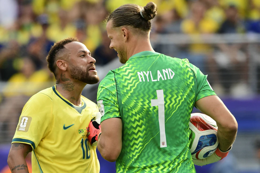Unrühmlicher Abgang: Anstatt noch schnell in die eigene Hälfte zu laufen, suchte Neymar (l.) den „Austausch“ mit Norwegens Torwart Örjan Nyland.