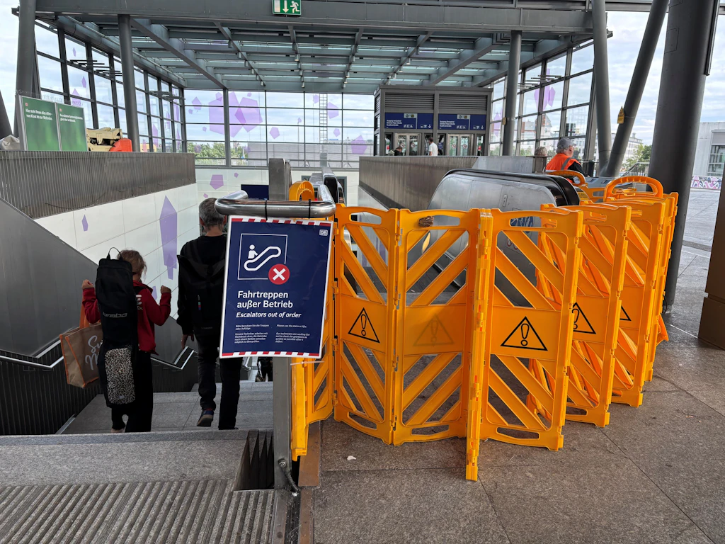 Bahnhof Südkreuz: Berliner bietet  kaputte Rolltreppen kostenlos zur Abholung an