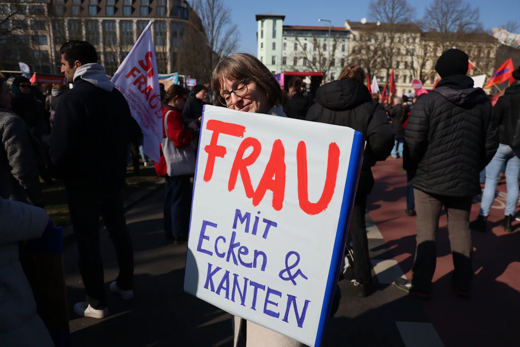Frau mit Plakat auf einer Demonstration zum Internationalen Frauentag am Oranienplatz in Berlin.