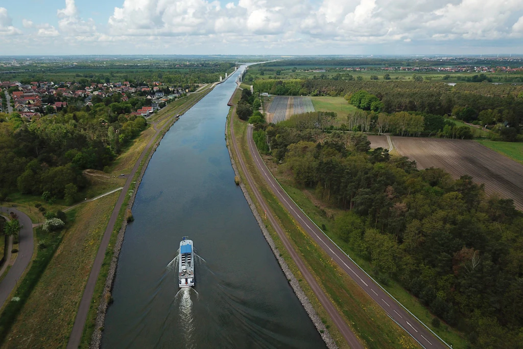 Auf dem Mittellandkanal bei Bülstringen kam es zu einem schweren Arbeitsunfall an Bord eines Güterschiffs. Die Ermittlungen laufen.