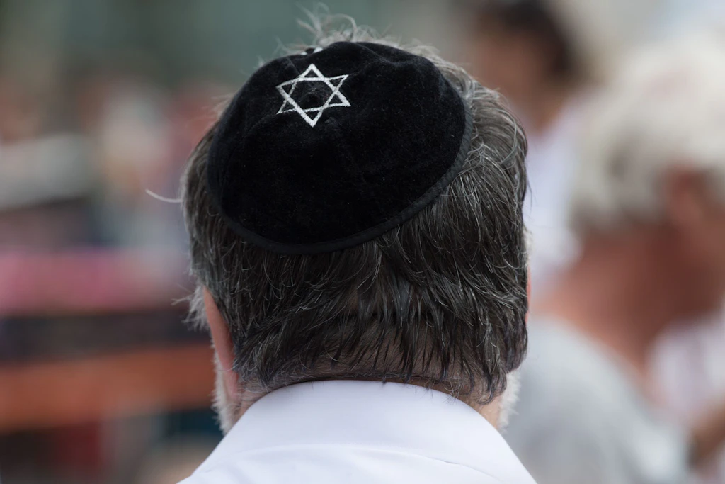 Rabbiner meldet Vorfall: Hitlergruß und Bedrohung vor Synagoge in Berlin-Mitte