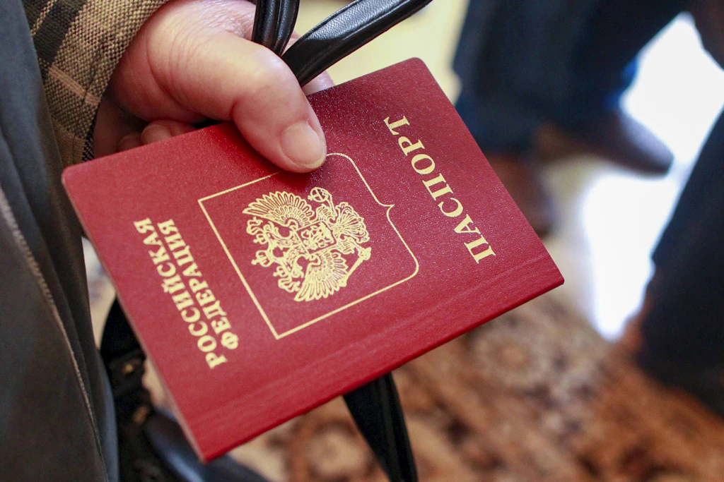 Ruft mitunter Misstrauen hervor: ein russischer Pass.