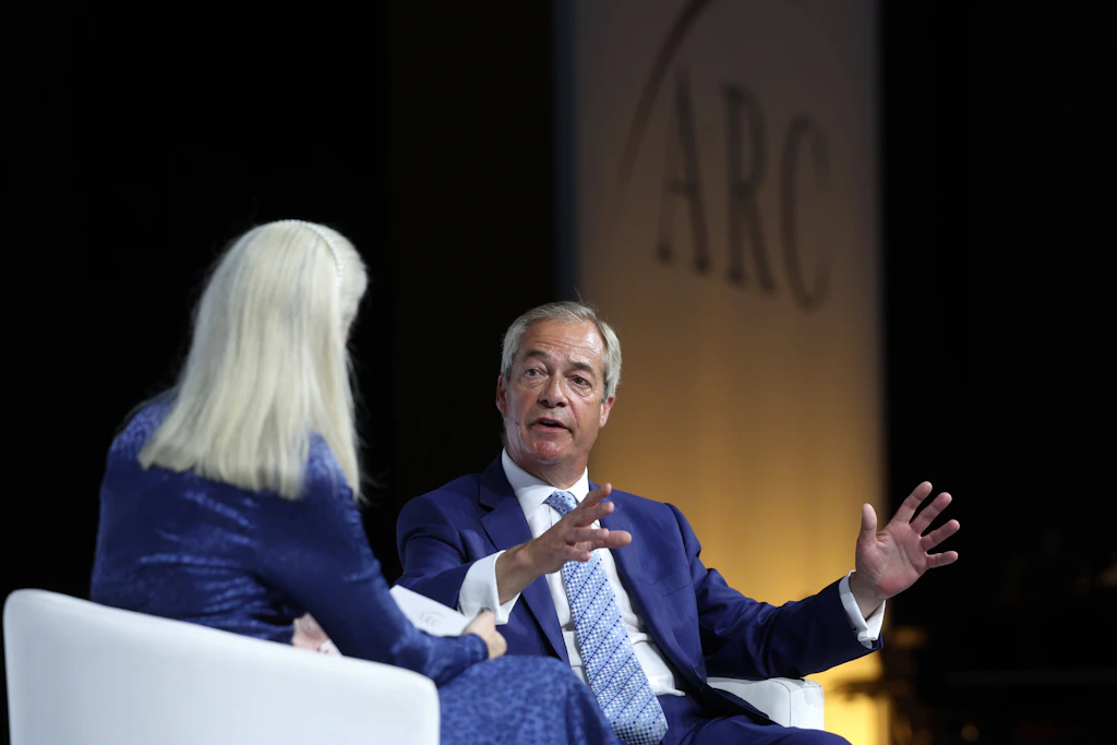 Nigel Farage, Vorsitzender von Reform UK, auf der Bühne der ARC-Konferenz.