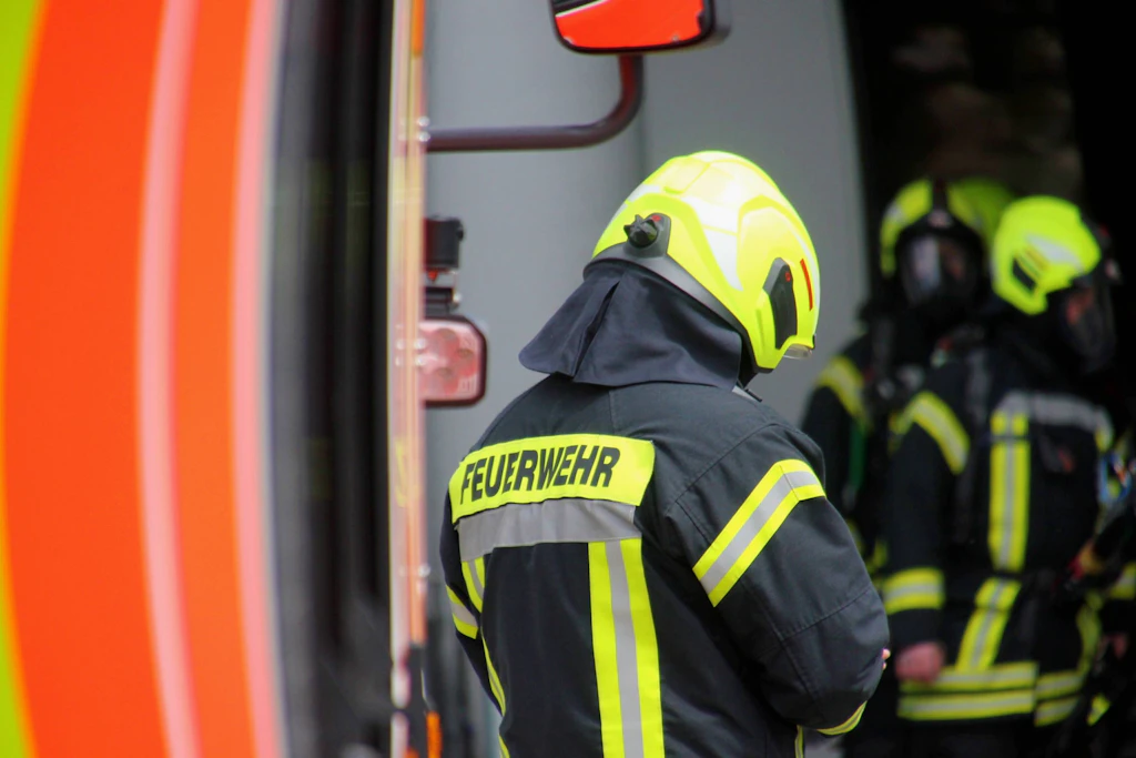 Die freiwillige Feuerwehr musste anrücken, um das brennende Familienfahrzeug auf der A20 zu löschen. (Symbolbild)