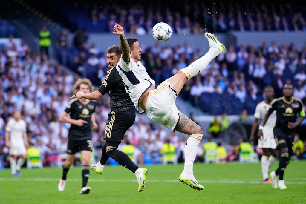 Joselu (r) kennt Union Berlin noch aus der Champions League.