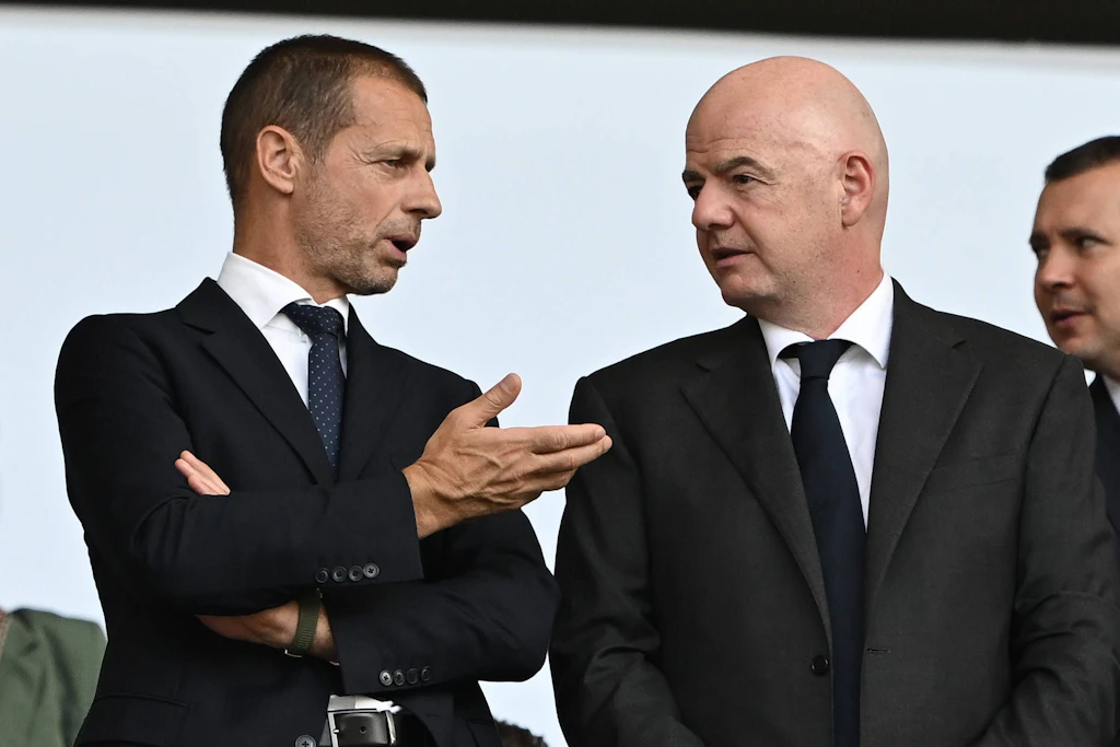 Uefa-Präsident Aleksander Čeferin im Gespräch mit Fifa-Chef Gianni Infantino. Im Fall Folarin Balogun greift der europäische Verband die Fifa ungewöhnlich scharf an.