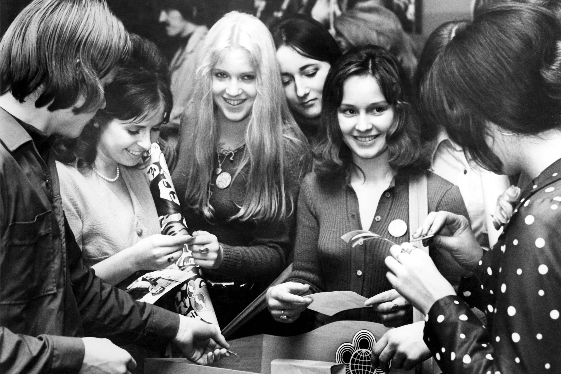 Jugendliche in der DDR kaufen Souvenirs am Verkaufsstand anlässlich der 10. Weltfestspiele in Berlin.