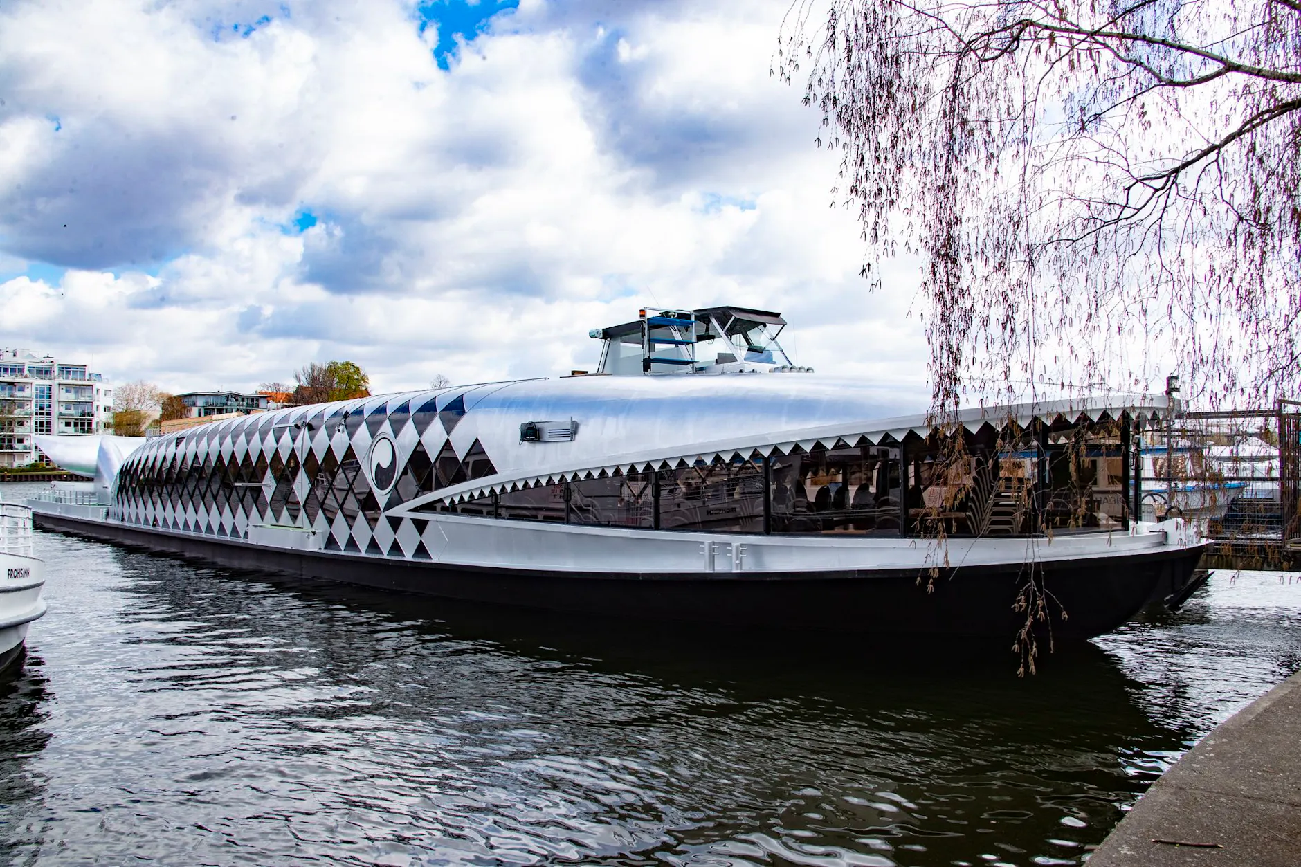 Das Fahrgastschiff Moby Dick ist mit seinem auffälligen Design in Berlin ein Hingucker.
