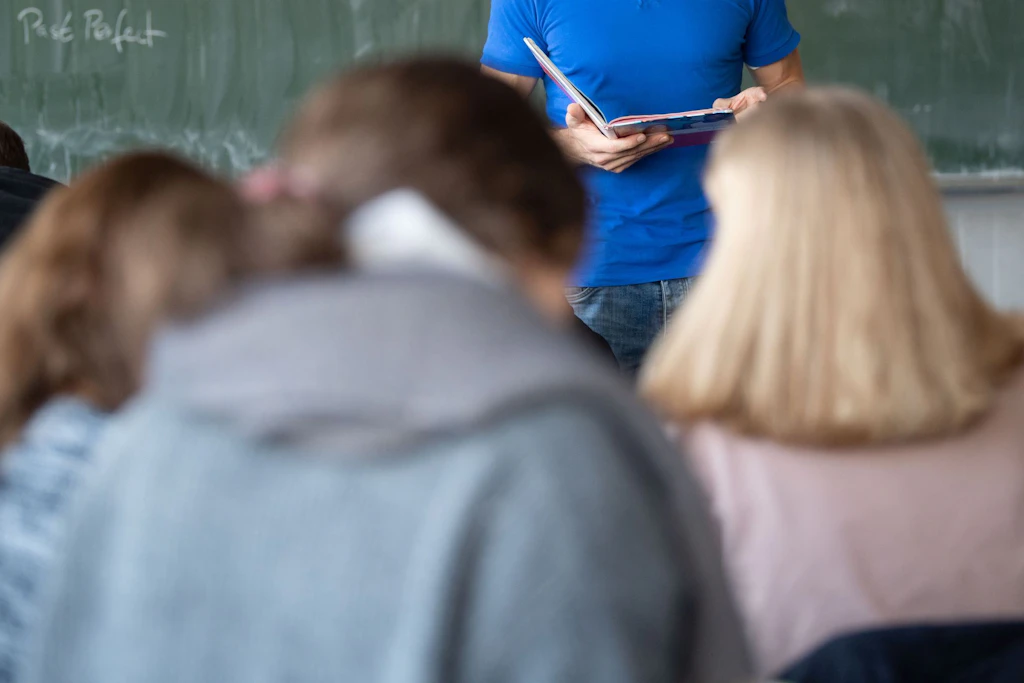 An einer Potsdamer Schule sollen Minderjährige heimlich intime Fotos von ihren Mitschülerinnen gemacht haben. (Symbolbild)
