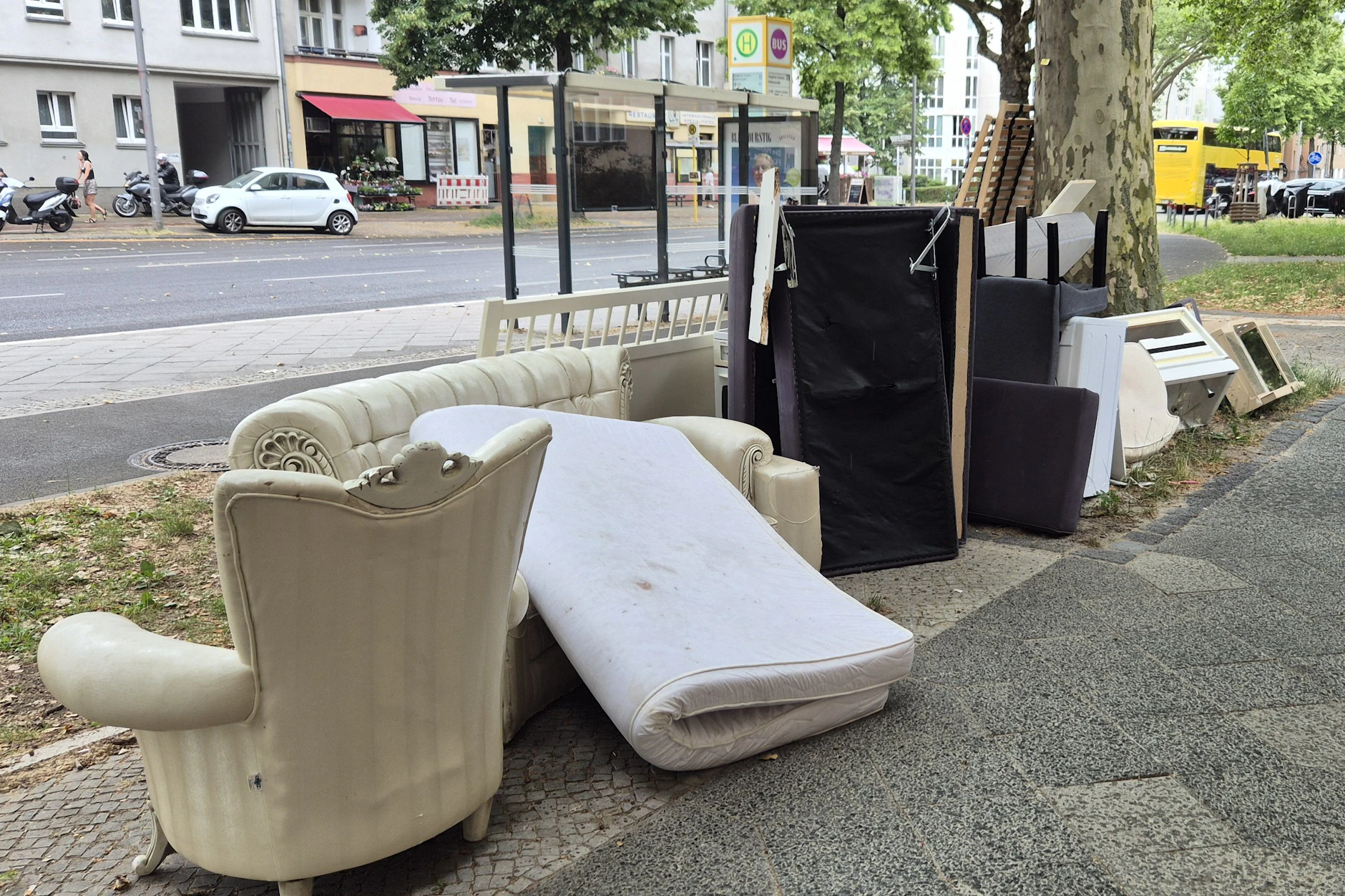 Berlin hat ein Sperrmüll-Problem. Wer es korrekt macht, bringt die alten Möbel zum Recyclinghof oder lässt sie professionell abholen – dabei sollte man sich aber nicht abziehen lassen.