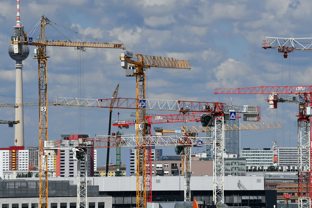 Kräne drehen sich in Berlin: Laut einer Studie können Neubauten besser die Mieten in der Hauptstadt bremsern als die von dfer Linken geplanten Enteignungen.