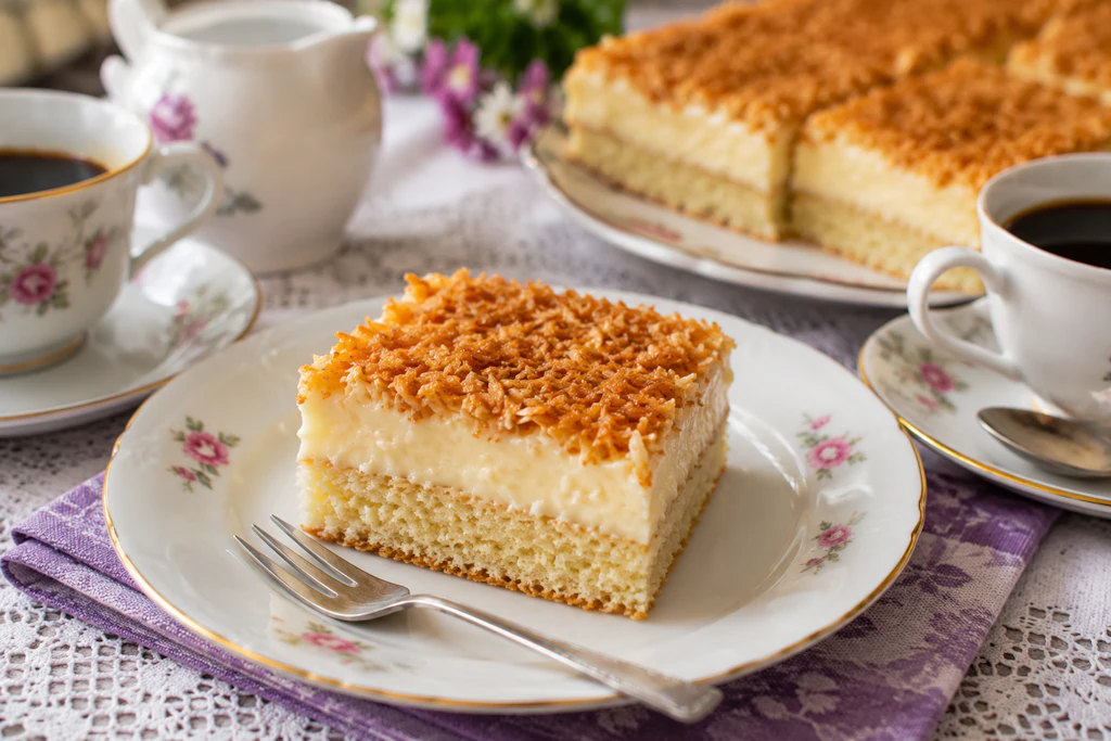 Wattekuchen sieht nicht nur toll aus, sondern schmeckt auch wirklich großartig. Die Kombination aus zartem Pudding und knusprigen, tropischen Kokosraspeln ist der Hammer.