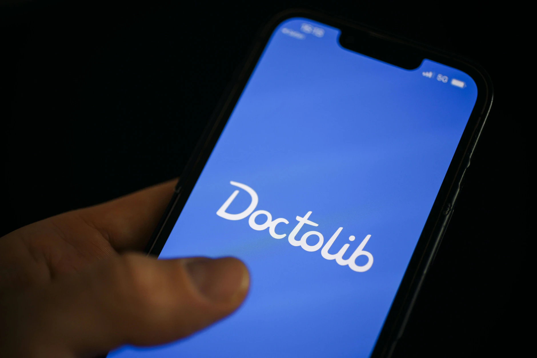 Doctolib kann eine Hilfe bei der Suche nach einem Arzttermin sein, aber auch eine Hürde.
