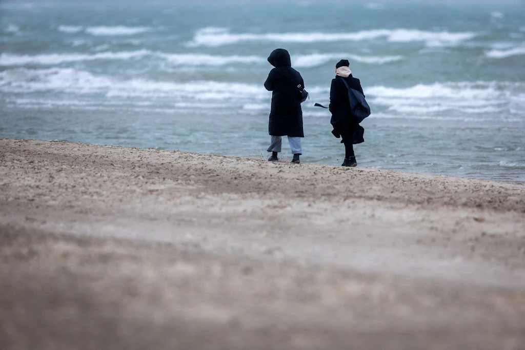 Kühl, stürmisch und nass zeigt sich das Wetter an der Ostsee.