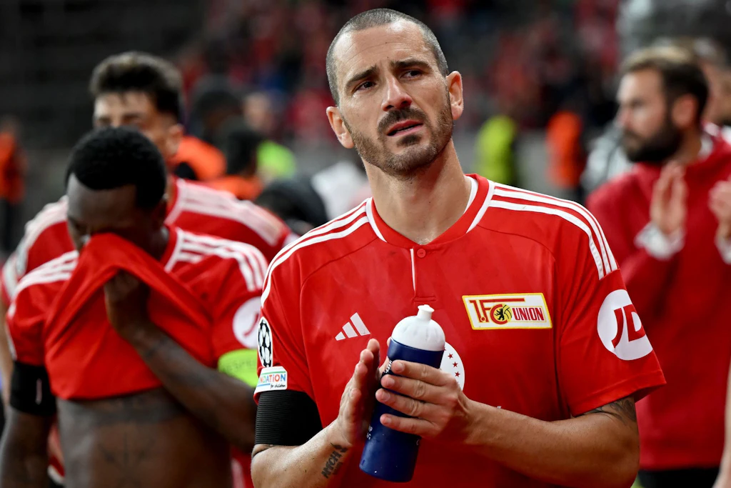 Leonardo Bonucci bedankt sich nach einem Spiel bei den Union-Fans.
