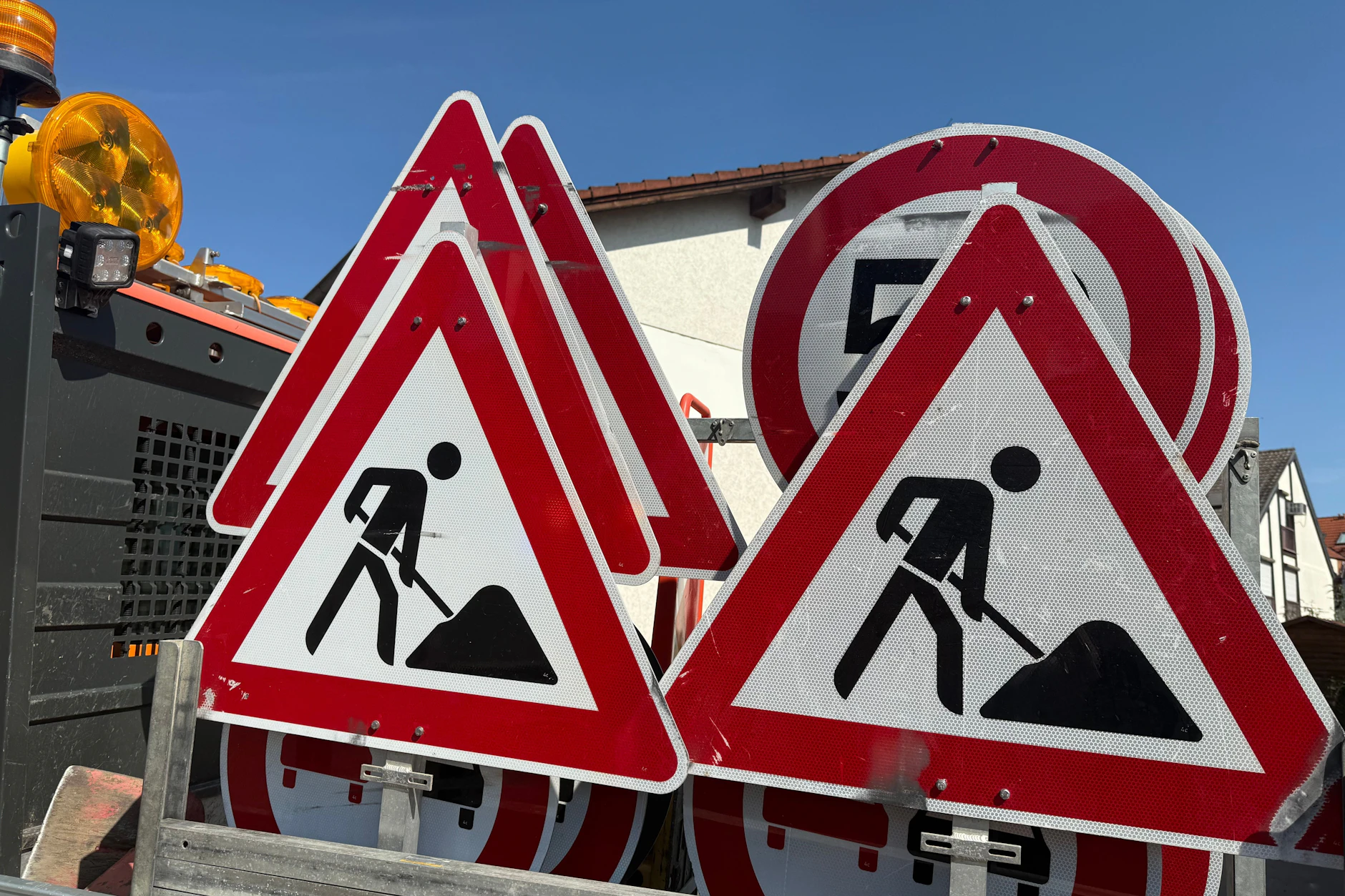 Auch am Donnerstag kommt es wieder zu neuen Hürden auf den Straßen und im ÖPNV. Hier ist ein Überblick.