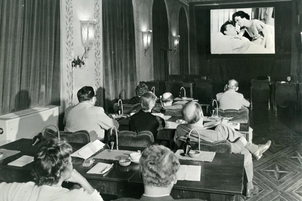 Die Prüfer der Freiwilligen Selbstkontrolle der Filmwirtschaft (FSK) bei ihrer Arbeit&nbsp;– das Gremium tagte erstmals im Sommer 1949.