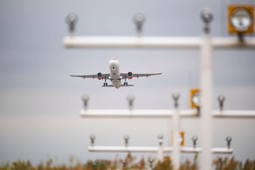 Ein Flugzeug startet am Flughafen Berlin Brandenburg