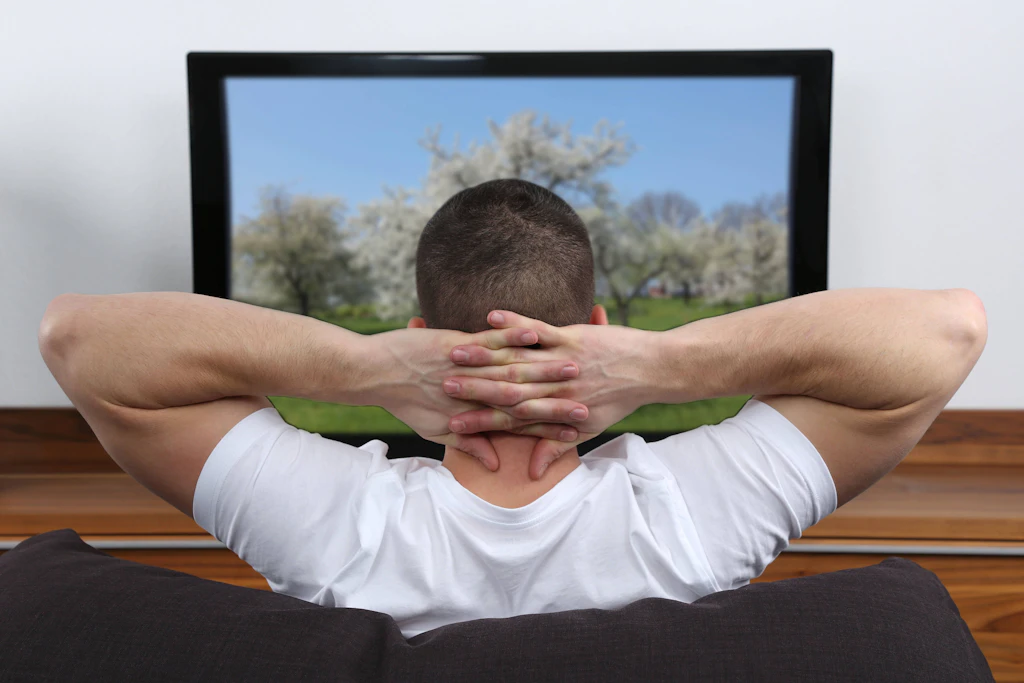 Fernsehen und Gehirn: Eine Langzeitstudie verknüpft häufiges Fernsehen in der Lebensmitte mit kleineren Hirnregionen Jahrzehnte später. (Symbolbild)