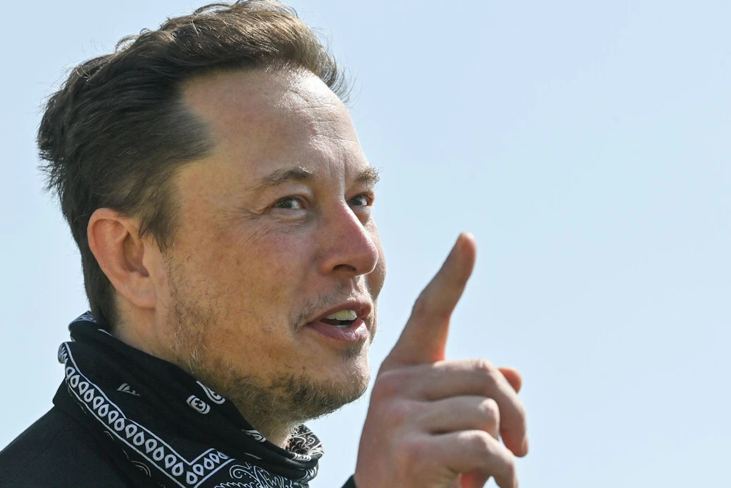 Elon Musk kommentiert den Migrantenansturm in Ceuta auf X mit Szenen aus dem Film „World War Z“.