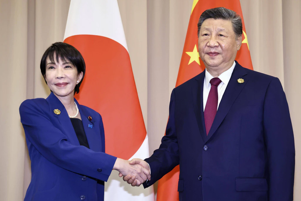 Xi Jinping und Sanae Takaichi bei einem Treffen in Gyeongju. China hat den wirtschaftlichen Druck auf Japan zuletzt weiter erhöht.