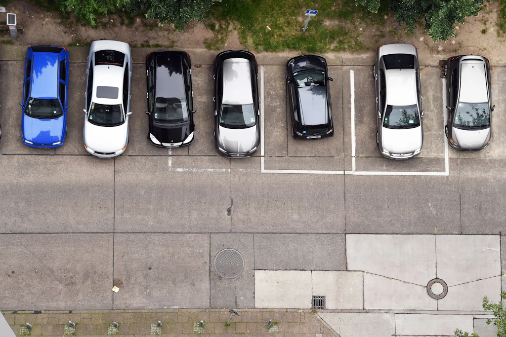 Parkende Autos auf der Fischerinsel in Mitte. Die Parkgebühren in Berlin sind gestiegen. Dagegen wurde der Bewohnerparkausweis 2008 deutlich preiswerter.
