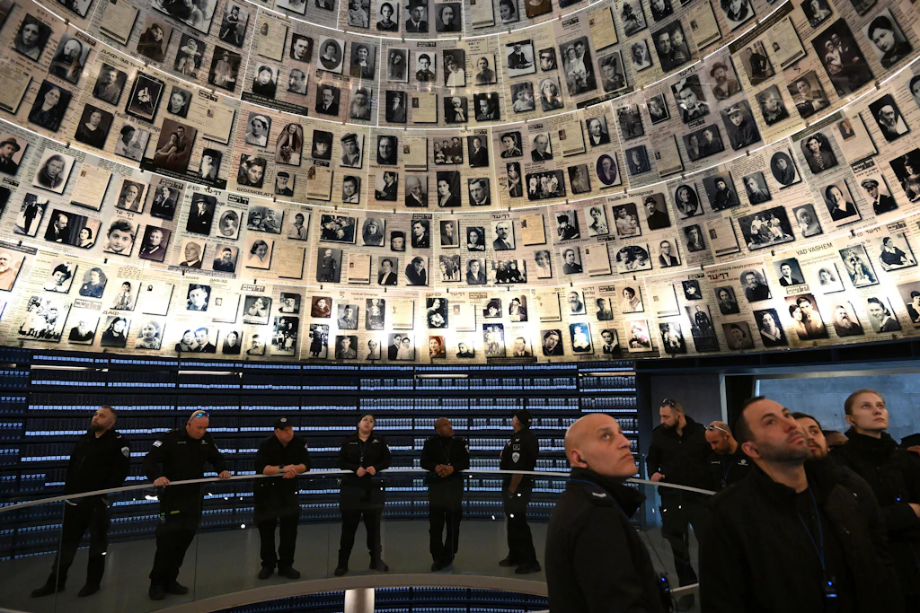 Yad Vashem (hebräisch für „Denkmal und Name“) ist die zentrale staatliche israelische Holocaust-Gedenkstätte mit Sitz in Jerusalem.