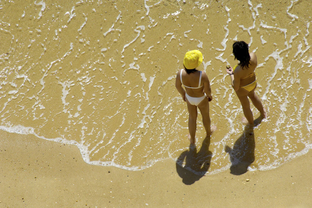 An einem Strand der Algarve, Portugal.