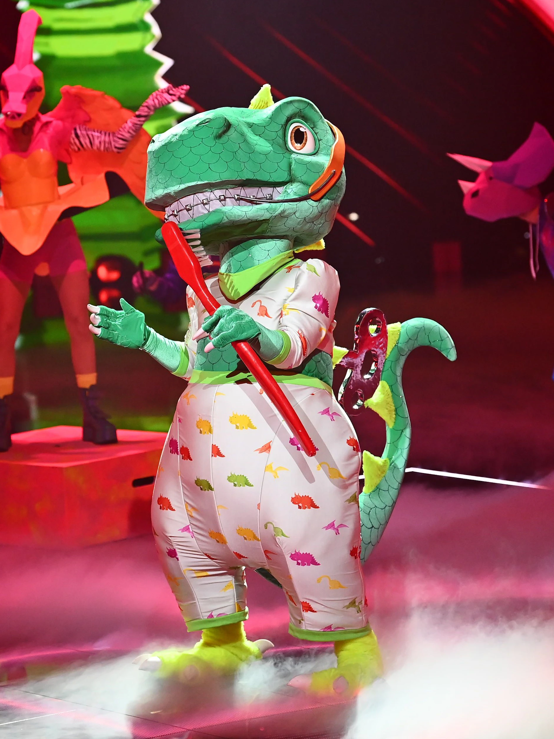 Der Dinosaurier bei „The Masked Singer“: Im Kostüm steckte Sänger Sasha.