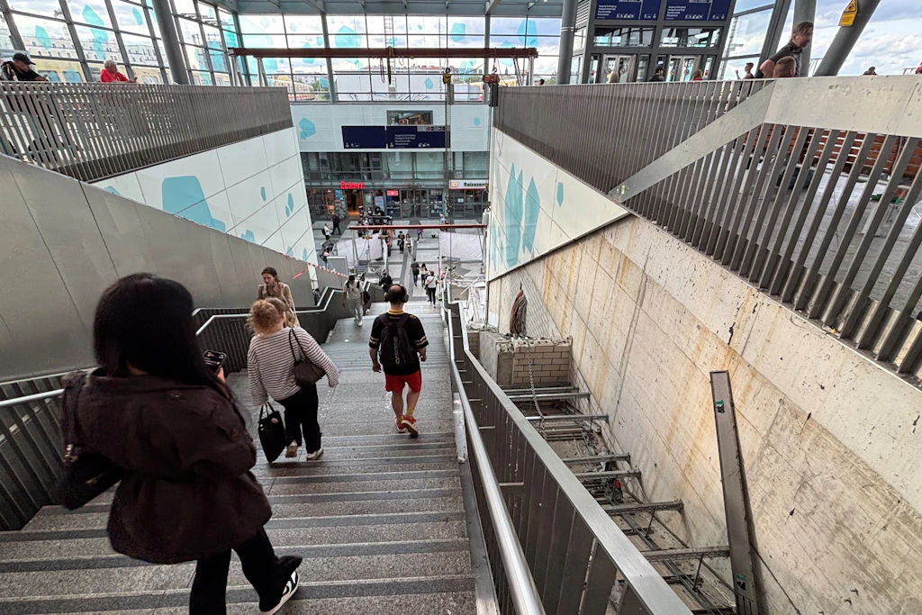 Am Südkreuz sind die Rolltreppen zwischen der Verteilerebene und dem Hauptzugang ausgefallen. Aber da konnte man wenigstens noch Treppen steigen.