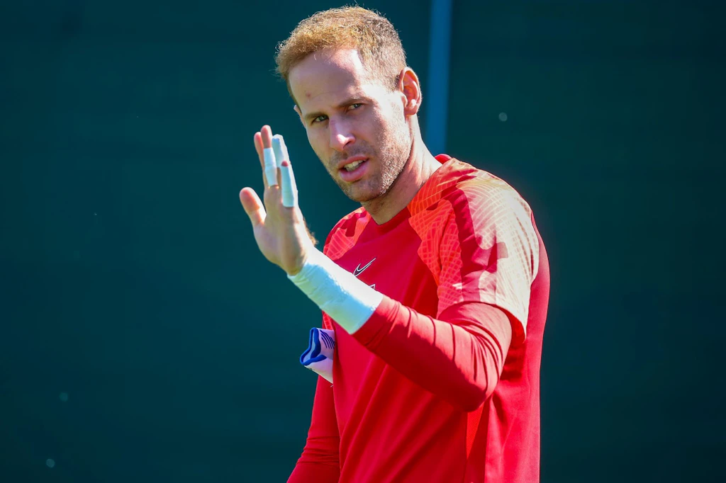 Torwart Peter Gulacsi könnte sich nach elf Jahren in Leipzig verabschieden.