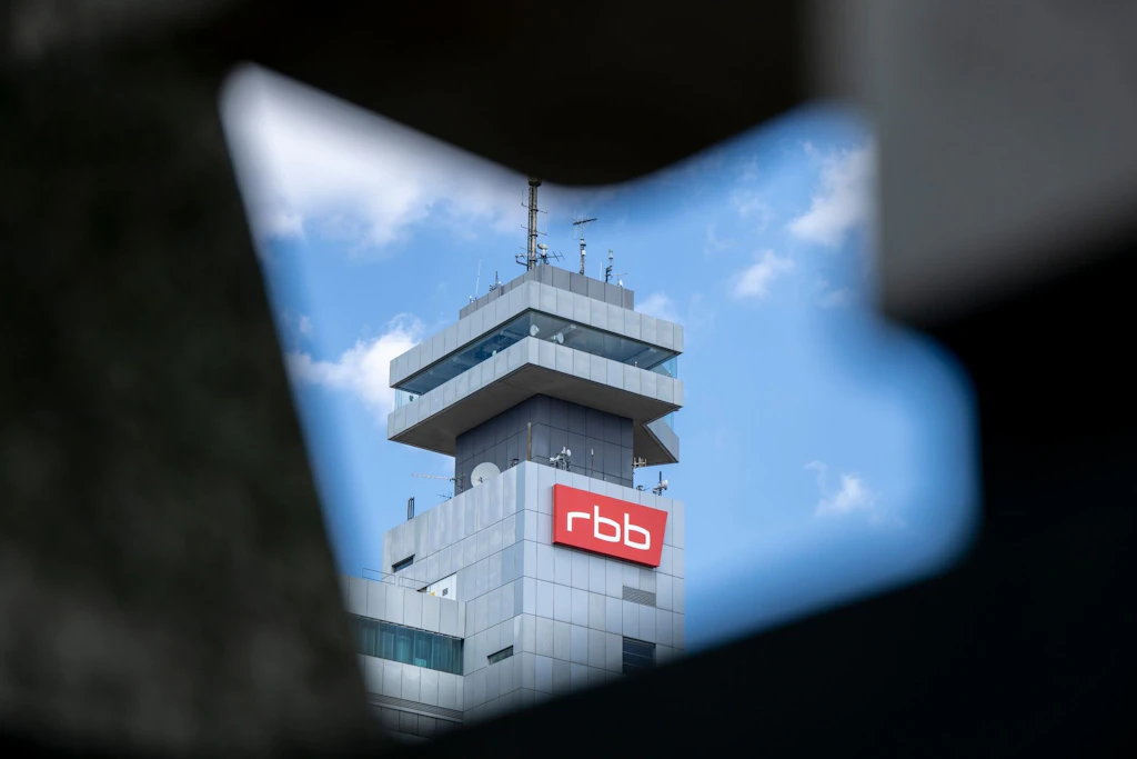 Sitze des rbb: Der Sender schließt das BSW bislang von seiner Wahlarena aus – wegen wechselnder Begründungen steht die Entscheidung in der Kritik.