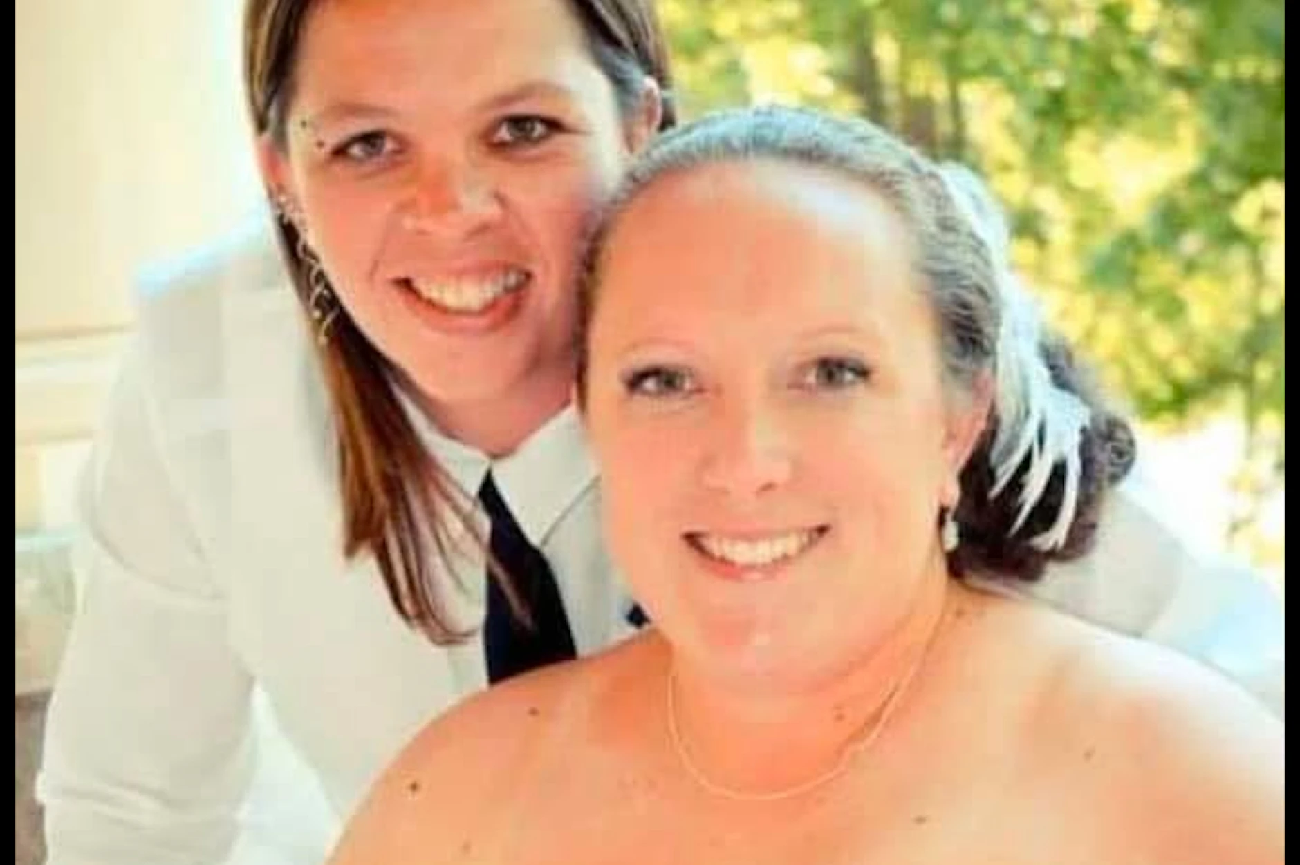 Brandy Cooney (l.) und Becky Hamber wollten die beiden Brüder adoptieren. Nach dem Tod des Zwölfjährigen wurden sie wegen Mordes verurteilt.