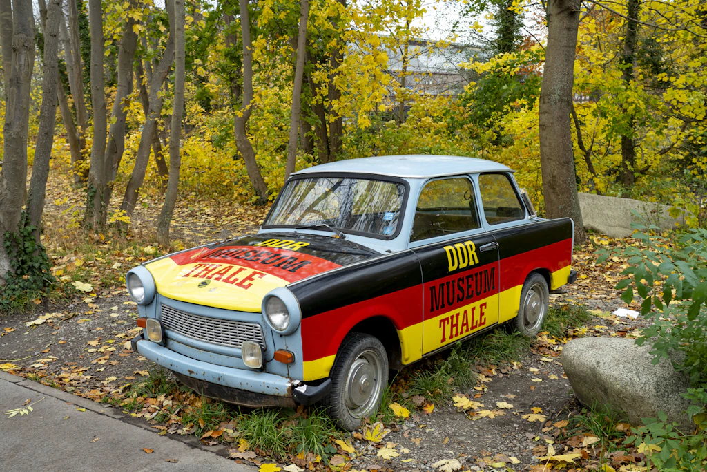Ein Trabi des DDR-Museums Thale, Sachsen-Anhalt, in den deutschen Farben