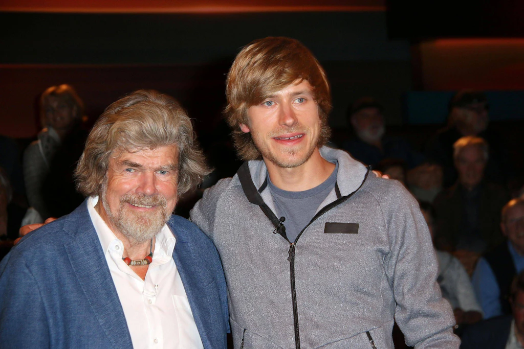Arm in Arm, ein vertrautes Lächeln: Reinhold Messner mit Sohn Simon bei einem gemeinsamen TV-Auftritt 2019 in Hamburg. Heute erreichen die Kinder ihren Vater nicht mehr.