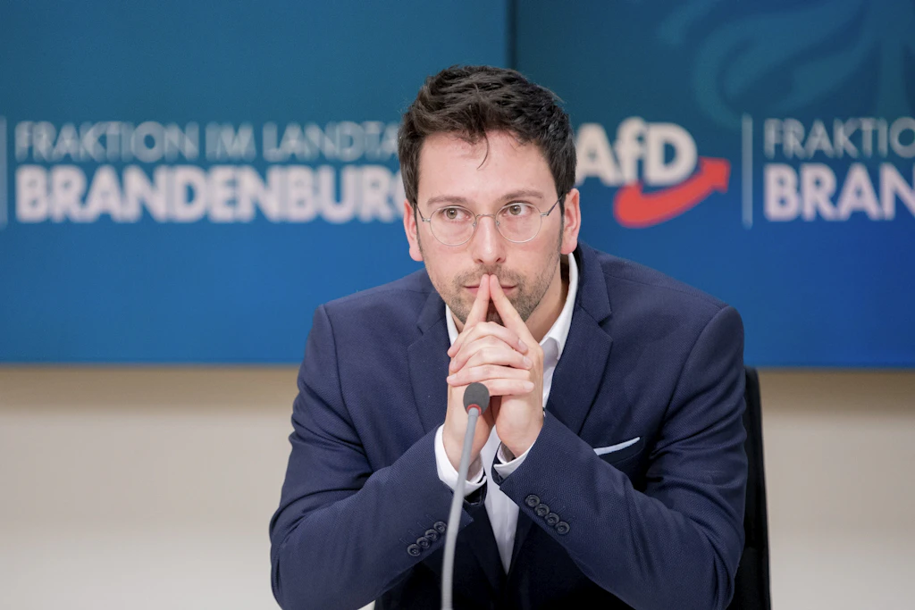 Dennis Hohloch, Parlamentarischer Geschäftsführer der AfD-Fraktion im Landtag von Brandenburg, kritisiert das Ministerium.