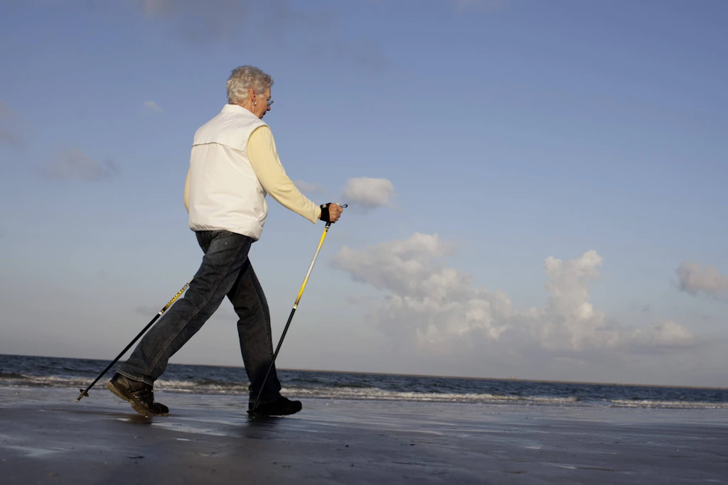 Eine Seniorin beim Nordic Walking: Ein Check-up 60+ soll Menschen im Alter vor Pflegebedürftigkeit bewahren. (Archivbild)