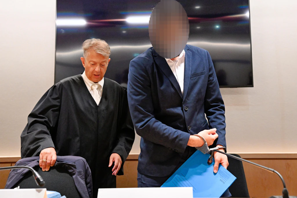 Der Angeklagte (r) im Verhandlungssaal des Landgerichts Zweibrücken.