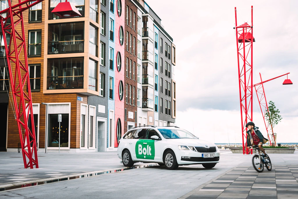 Bei Anruf Auto: Auch in Berlin kann man mit der Bolt-App Fahrten buchen. Der Fahrtenvermittler hat dem Wissenschaftszentrum Daten zur Verfügung gestellt.