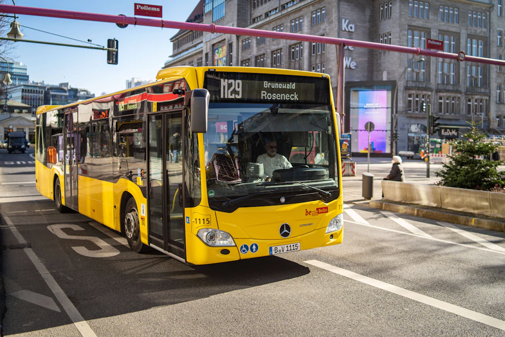 Ein Bus der Linie M29. Mit einer durchschnittlichen Geschwindigkeit von 14,7 Kilometern pro Stunde gehört die Verbindung zwischen Neukölln und Grunewald zu den langsamsten.