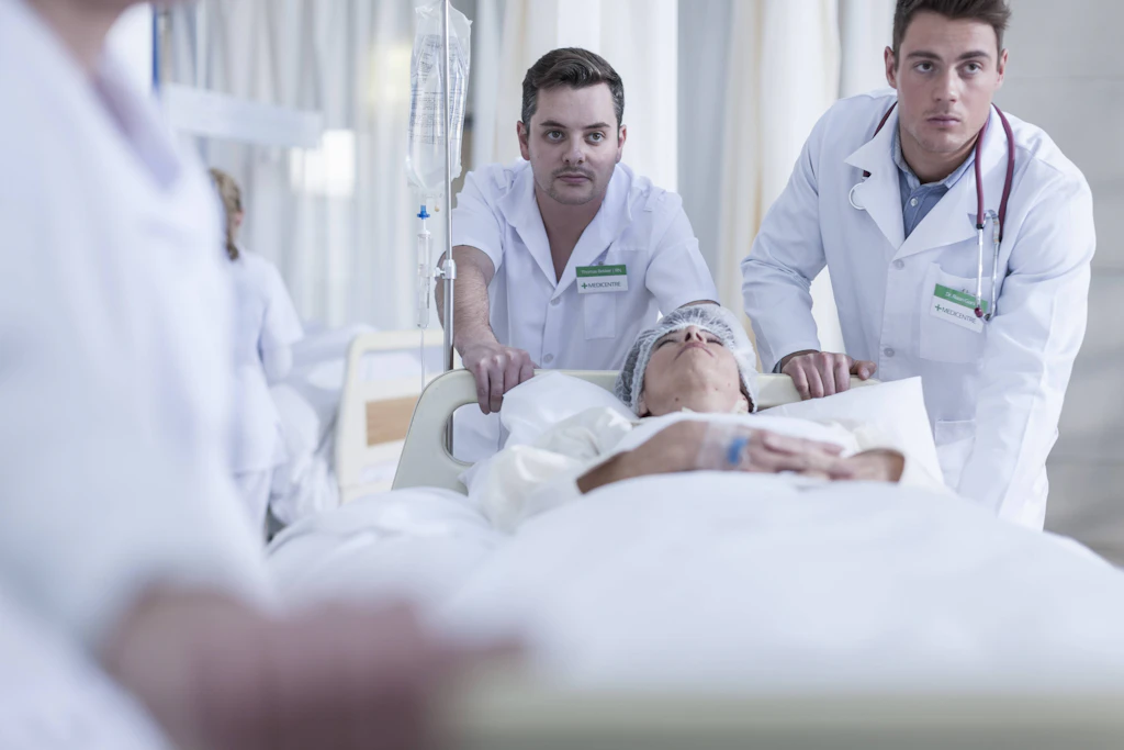 Ein Team kümmert sich in einer Klinik um eine Patientin. Erhöht die Notfallreform den Druck, statt ihn zu senken? (Symbolfoto)