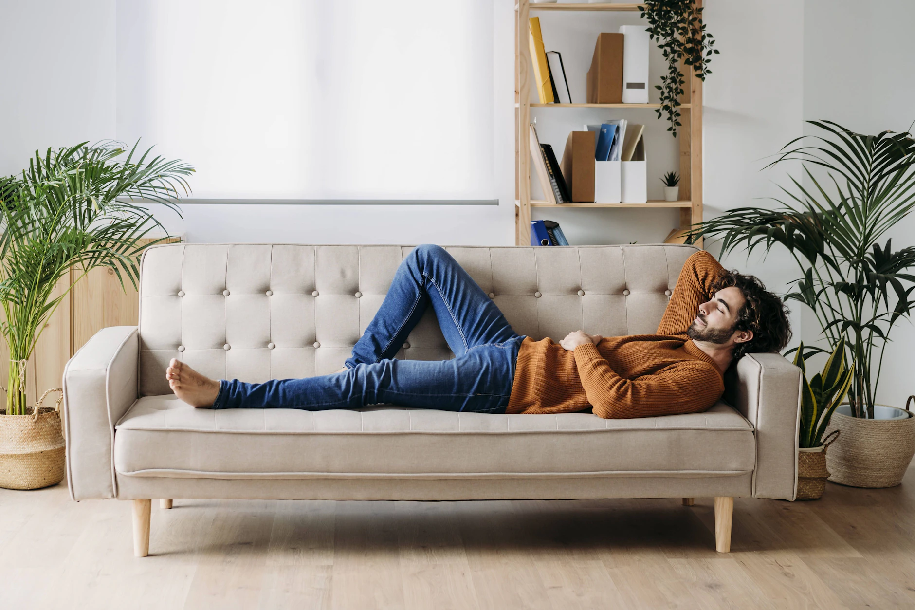 Selbst in dieser Position können Sie Ihre Bauchmuskeln stärken. Beide Beine anwinkeln, Bauch anspannen, Becken vor, unteren Rücken ins Sofa drücken und die Spannung halten.