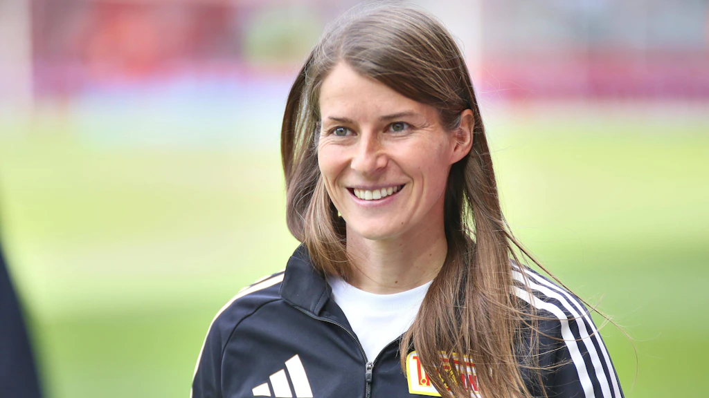 Sorgt für gute Laune beim 1. FC Union Berlin: Zum Start empfangen Trainerin Marie-Louise Eta und die Eisernen gleich mal den FC Bayern München..