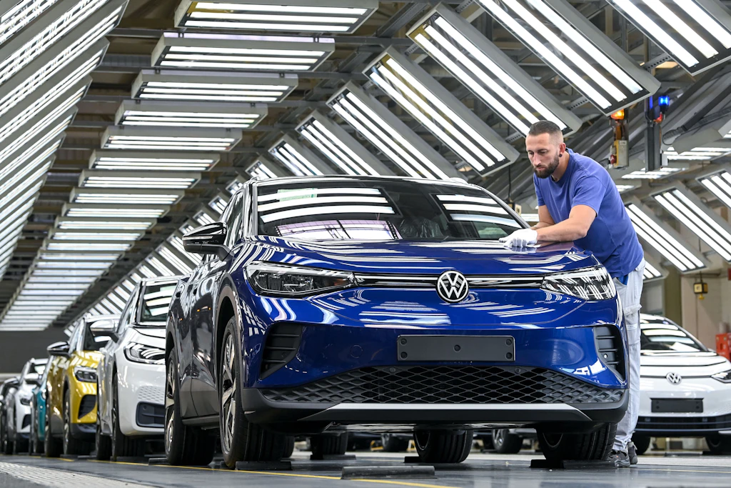 Neue Daten zeigen: Innerhalb eines Jahres hat die deutsche Autoindustrie 42.300 Jobs verloren.