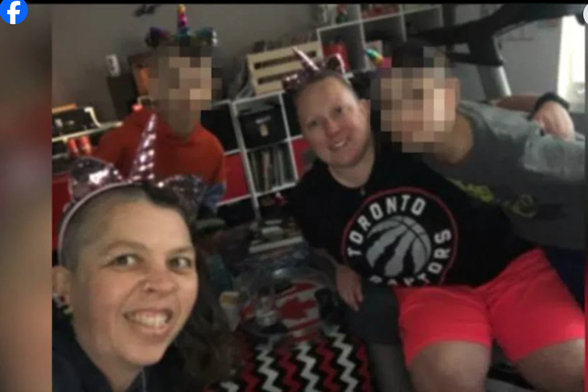 Ein Foto, das bei Facebook verbreitet wird. Die Pflegemütter Brandy Cooney (links) und Becky Hamber mit den zwei Brüdern, die sie aufgenommen haben, im Jahr 2022.