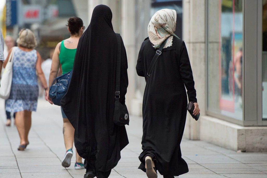 Zwei Frauen mit Kopftuch und langer Bekleidung. (Archivbild)