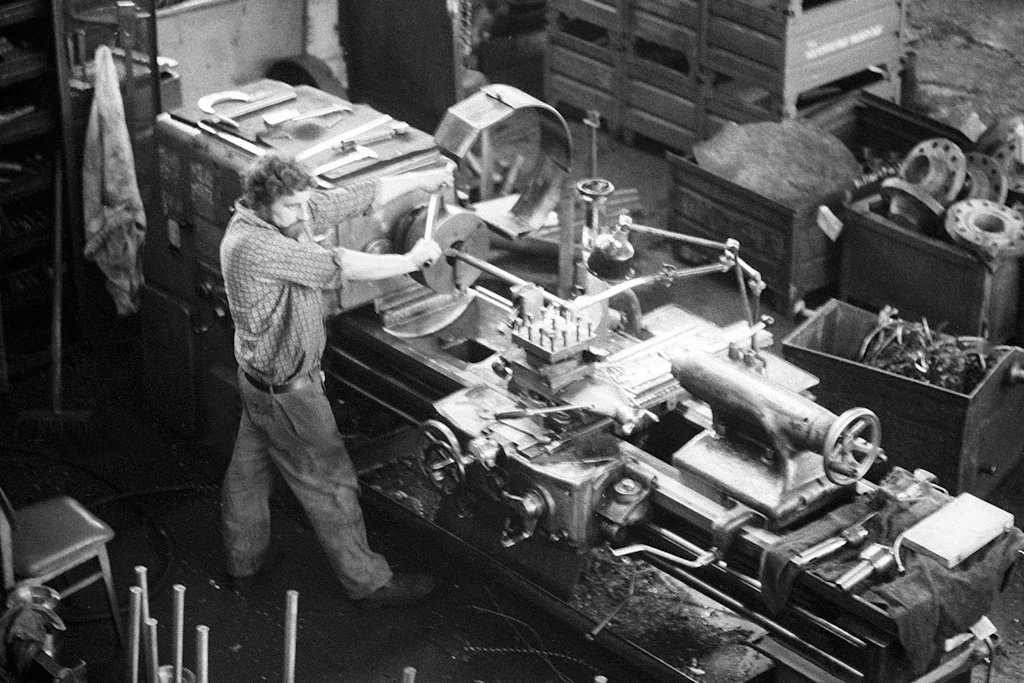 Die Arbeit in den DDR-Betrieben gehörte für viele Beschäftigte nach der Wende der Vergangenheit an. Eine neue Studie zeigt, wie radikal sich das Berufsleben im Osten veränderte.
